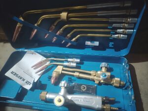 Kayser Combined Welding & Cutting Set – Oxy-Fuel Torch Kit with Blue Metal Carrying Case Kayser Combined Oxy-Fuel Welding and Cutting Torch Set – Complete Kit with Accessories